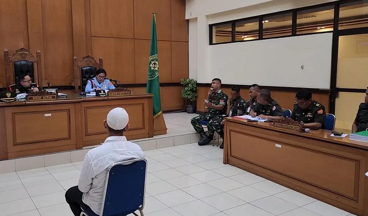 Sementara perihal bantahan Praka RM menendang di dalam mobil, Zulhadi mengaku hanya melihat kaki. Sontak, tanpa adanya tanggapan secara lugas, Praka RM terlihat menggelengkan kepalanya kembali.