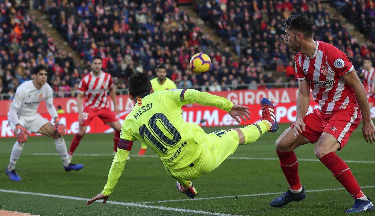 Striker Barcelona, Lionel Messi, menendang bola saat melawan Girona pada laga La Liga di Stadion Montilivi, Minggu (27/1). Barcelona menang 2-0 atas Girona. (AP/Manu Fernandez)
