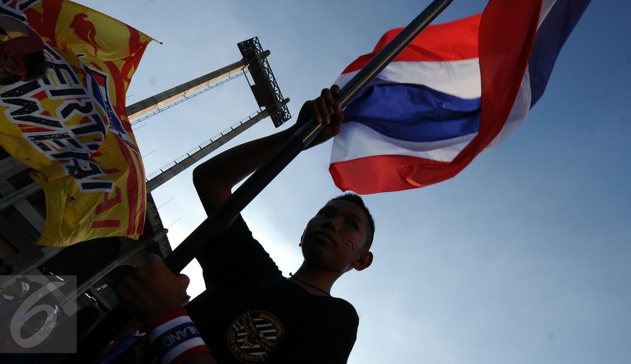 Suporter Thailand membawa bendera jelang menyaksikan laga final kedua Piala AFF 2016 antara Thailand melawan Indonesia di Rajamangala National Stadium, Sabtu (17/12). Laga sebelumnya, Thailand kalah 1-2. (Liputan6.com/Helmi Fithriansyah)