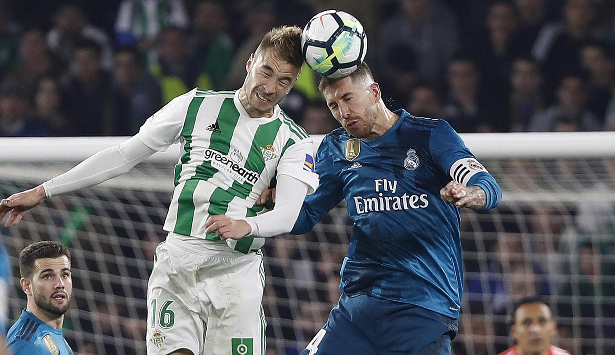 Duel pemain Real Madrid, Sergio Ramos (kanan) dengan pemain Betis, Loren pada lanjutan La Liga Santander di Villamarin stadium,Seville, (18/2/2018). Real Madrid menang 5-3. (AP/Miguel Morenatti)