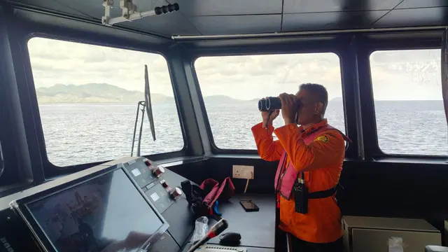 Tim SAR Gabungan melakukan pencarian terhadap WNA Spanyol korban tenggelam KM Putri Sakinah di Labuan Bajo, NTT.