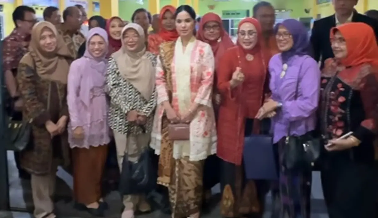 Penampilan berkebaya kali ini disempurnakan dengan kain batik cokelat muda sebagai rok dan selendang yang disampirkan di salah satu bahunya. [Foto: Instagram/annisayudhoyono]