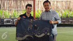 Pebalap Repsol Honda MotoGP, Dani Pedrosa (kiri) memamerkan batik bersama Menpora Imam Nahrawi di Jakarta, Sabtu (13/2/2016). Tim Repsol Honda MotoGP 2016 akan diperkenalkan di Sirkuit Sentul, Minggu (14/2). (Liputan6.com/Helmi Fithriansyah)