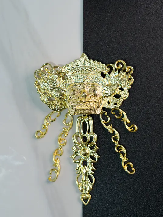Perhiasan yang dibuat khusus oleh Komang Tri akan diperagakan dengan anggun oleh para model, dengan balutan koleksi terbaru dari Uluwatu Handmade Balinese Lace, yang bernama Eastern Star. Koleksi ini secara artistik memadukan warisan Bali dengan kecanggihan modern, menciptakan pertunjukan mode dan budaya yang menawan.  [Renaissance Bali Nusa Dua Resort ]