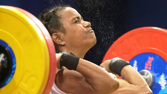 Potret Perjuangan Lisa Rumbewas Meraih Tiga Medali Olimpiade Cabor Angkat Besi