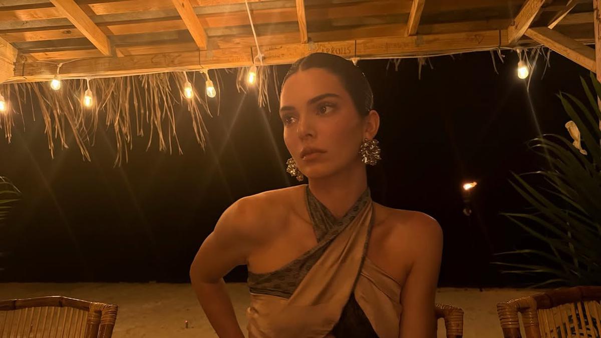 Gaya Tropical Glam Kendall Jenner Rayakan Ulang Tahun ke 30 di Tepi Pantai, Pakai Bralette Rp11 Jutaan