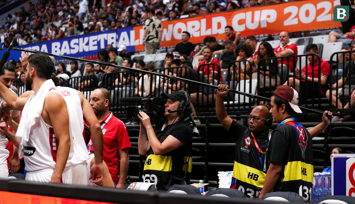 Tim kameraman merekam Timnas Basket Lebanon ketika melakukan time out saat Piala Dunia FIBA 2023 di Indonesia Arena, Senayan, Jakarta, Minggu (27/08/2023). (Bola.com/Bagaskara Lazuardi)