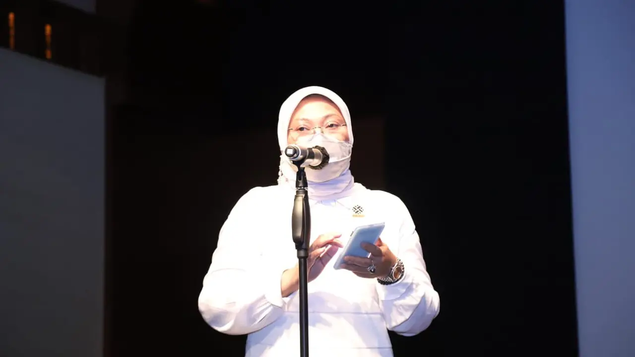 Menaker Ida Fauziyah usai menonton bareng dengan perwakilan Serikat Pekerja/Serikat Buruh (SP/SB) di Plaza Senayan.