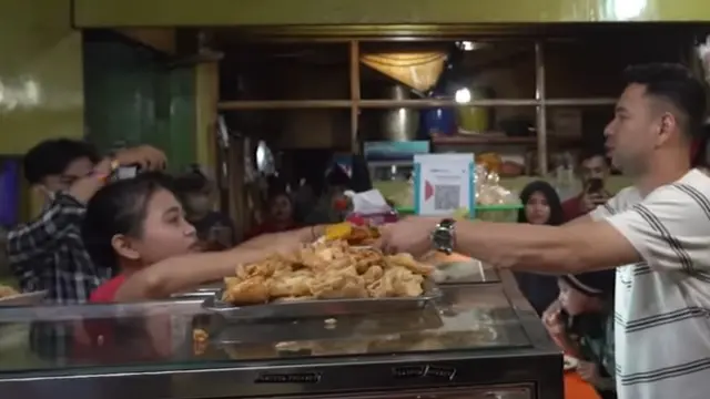 Raffi Ahmad makan di warteg (YouTube/Rans Entertainment)