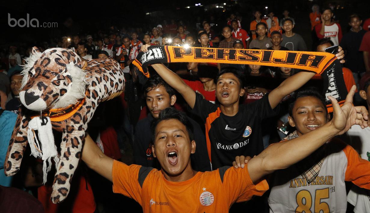 Jakmania merayakan gol gelandang Persija, Ramdani Lestaluhu, ke gawang Persib saat nobar di Kalideres, Jakarta, Sabtu (22/7/2017). Dilarang datang ke GBLA membuat Jakmania menggelar nobar di beberapa titik ibu kota. (Bola.com/M Iqbal Ichsan)