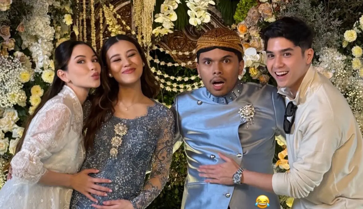 <p>Alyssa Daguise dan Al Ghazali tak pernah absen di acara penting Aaliyah Massaid dan Thariq Halilintar. Alyssa pun tampil anggun mengenakan dress lace putih serasi dengan warna sandal Chanelnya. Alyssa pun tampil dengan makeup flawless mengaplikaskan blush coral. [@alyssadaguise]</p>