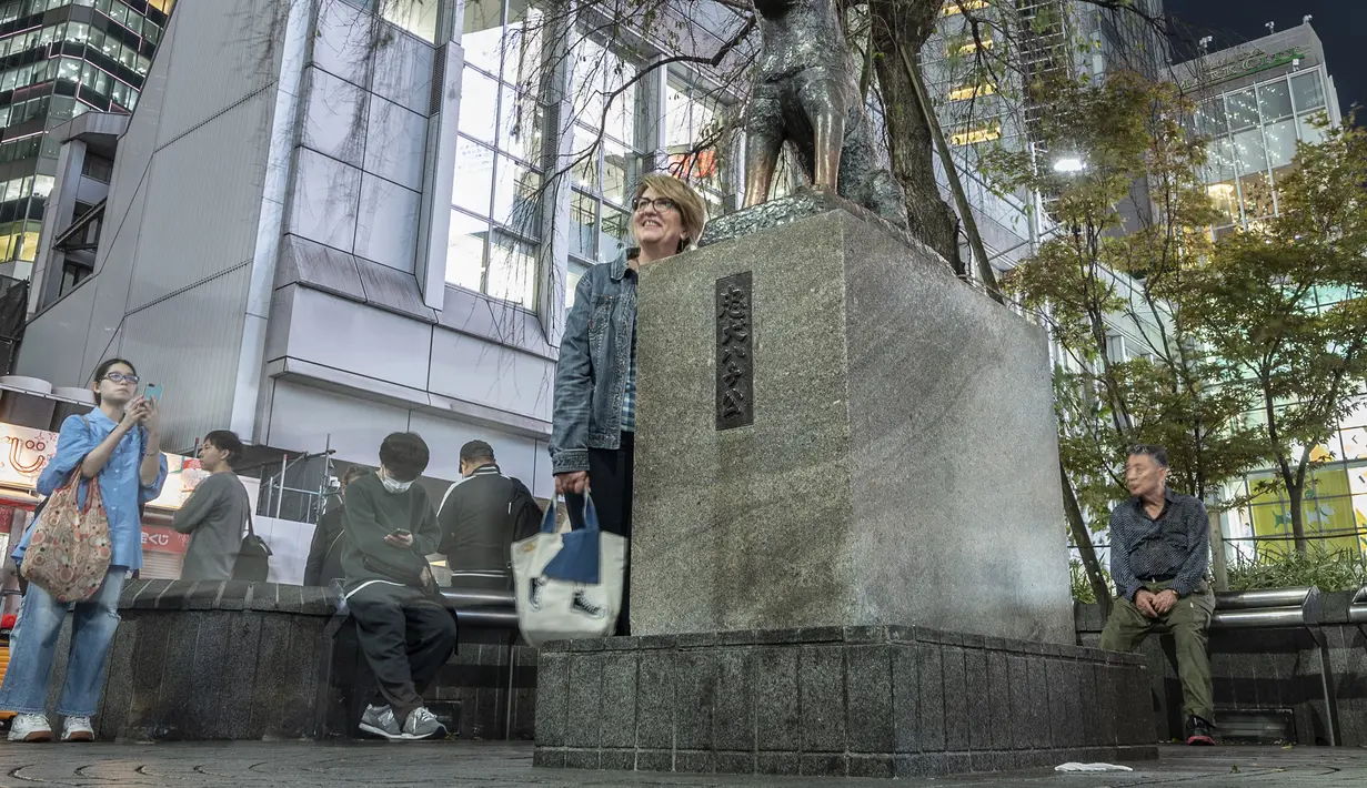 Di tengah hiruk pikuk di luar salah satu stasiun kereta api utama Tokyo, berdiri patung seekor anjing yang kisah kesetiaannya telah menjadikannya  maskot yang dicintai selama beberapa generasi. (Richard A. Brooks / AFP)