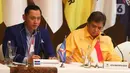 Ketua Umum Partai Demokrat Agus Harimurti Yudhoyono dan Ketua Umum Partai Golkar Airlangga Hartarto saat silaturahmi awal tahun di Hotel Dharmawangsa, Jakarta, Minggu (8/1/2023). Delapan pimpinan partai politik bertemu untuk membahas sistem proporsional tertutup dalam pelaksanaan Pemilu 2024 yang diwacanakan oleh Ketua Komisi Pemilihan Umum (KPU). (Liputan6.com/Herman Zakharia)