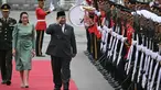 Perdana Menteri Thailand Paetongtarn Shinawatra (tengah) bersama Presiden Republik Indonesia Prabowo Subianto memeriksa barisan kehormatan selama upacara penyambutan di Government House, Bangkok pada 19 Mei 2025. (Lillian SUWANRUMPHA/AFP)