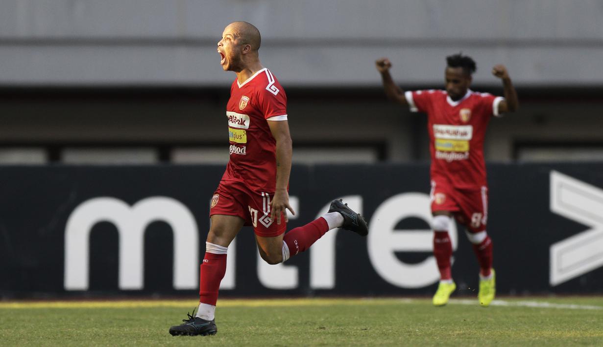 Gelandang Perseru Badak Lampung, Marcus Cunha, merayakan gol yang dicetaknya ke gawang Persela Lamongan pada laga Shopee Liga 1 di Stadion Patriot Chandrabhaga, Bekasi, Rabu (11/9). Perseru bermain imbang 1-1 atas Persela. (Bola.com/Yoppy Renato)