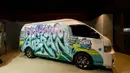 Ada juga sebuah mobil mini camper van yang dihiasi mural bertuliskan “Prabowo-Gibran”. [Dok/Fimela/Hilda Irach]