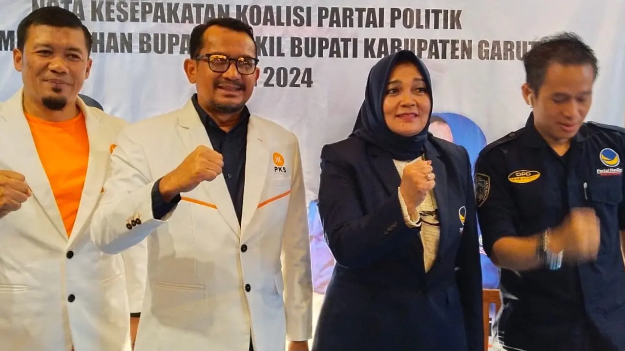 Ketua DPD PKS Garut Helmi Budiman bersama Ketua DPD NasDem Garut Diah Kurniasari seusai penandatangan nota kesepakatan koalisi dalam Pilkada Garut 2024. (Liputan6.com/Jayadi Supriadin)