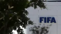 Logo FIFA terlihat di kantor regional Afrika organisasi tersebut di Sale pada 5 Agustus 2026. Presiden Gianni Infantino mengadakan pembicaraan darurat dengan para direktur FIFA lainnya di Maroko pada 5 Agustus—menurut keterangan seorang sumber kepada AFP, di tengah gelombang kritik terkait rencananya yang kini telah dibatalkan untuk membuka Piala Dunia bagi investasi swasta. (Abdelmajid BZIOUAT AFP)