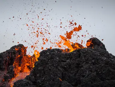 Aliran lava dari letusan gunung berapi di Semenanjung Reykjanes di barat daya Islandia pada Sabtu (20/3/2021). Letusan gunung berapi yang sudah lama tidak aktif mengirimkan aliran lava yang mengalir melintasi lembah kecil di Islandia itu sudah mereda. (AP Photo/Marco Di Marco)