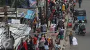 Pedagang kaki lima berjualan di sepanjang trotoar kawasan Tanah Abang, Jakarta. Rabu (4/1). Meskipun baru ditertibkan pada pagi hari, namun kurangnya pengawasan menyebabkan PKL kembali berjualan di trotoar tersebut. (Liputan6.com/Immanuel Antonius)