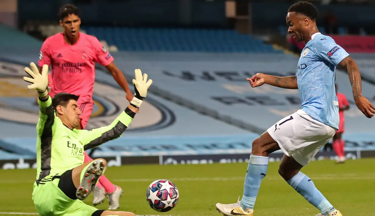 Gelandang Manchester City, Raheem Sterling, berusaha mencetak gol ke gawang Real Madrid pada laga leg kedua 16 besar Liga Champions di Etihad Stadium, Sabtu (8/8/2020) dini hari WIB. Manchester City menang 2-1 atas Real Madrid. (AFP/Nick Potts/pool)