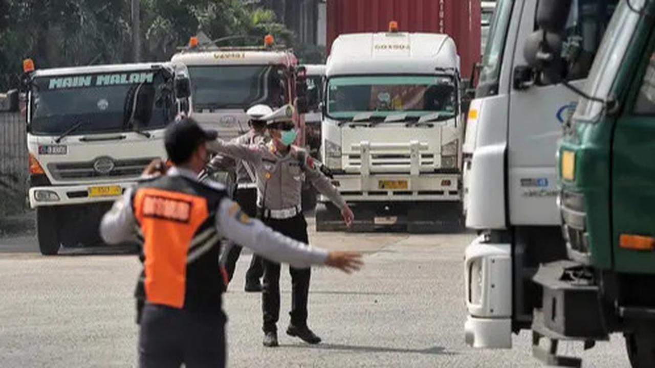 FOTO: Potret Petugas Gabungan Urai Kemacetan Horor Berhari-hari di Tanjung Priok