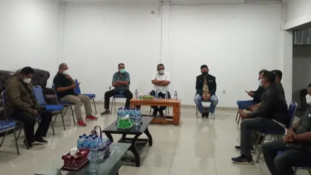 Wakil Bupati Lembata, Thomas Ola Langoday memimpin rapat Forkopimda terkait meninggalnya Bupati Lembata, Eliaser Yentji Sunur. (Foto Istimewa)
