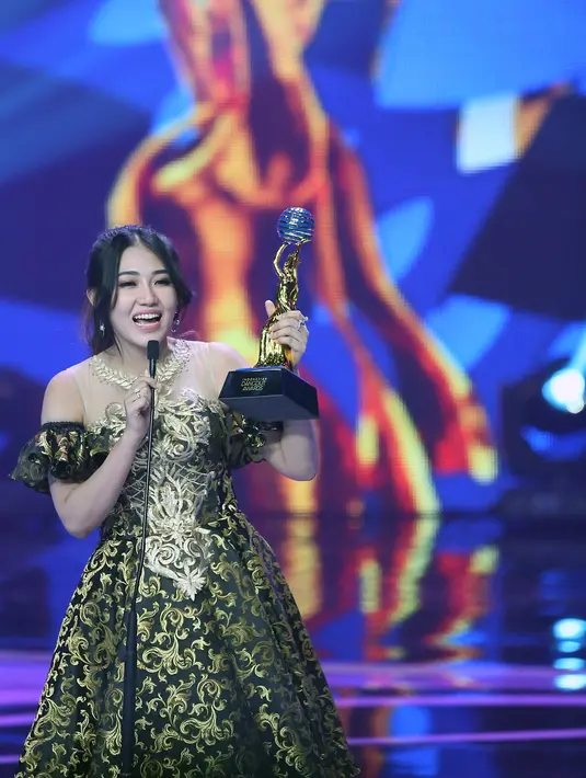 Ekspresi sumringah Via Vallen menyabet penghargaan sebagai Penyanyi Dangdut Wanita Terpopuler IDA 2017. Penyanyi lagu Sayang itu berhasil menyingkirkan seperti Ayu Ting Ting, Zaskia Gotik, Cita Citata, dan Lesti D'Academy. (Bambang E. Ros/Bintang.com)