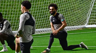 Pemain Liverpool Mohamed Salah (kanan) dan Curtis Jones berlatih jelang menghadapi Monterrey pada babak semifinal Piala Dunia Antarklub di Qatar University Stadium, Doha, Senin (16/12/2019). Liverpool akan menghadapi Monterrey pada 18 Desember 2019. (Giuseppe CACACE/AFP)