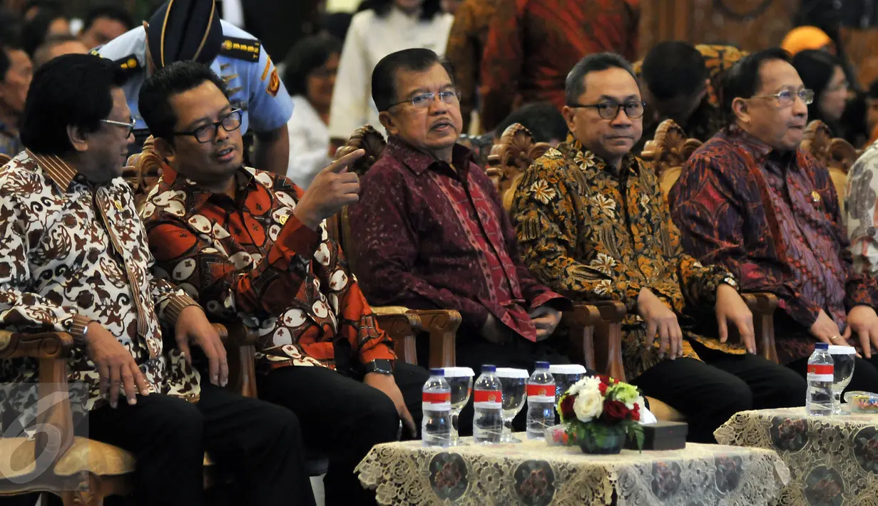 Wakil Presiden Jusuf Kalla (tengah) di dampingi Ketua MPR Zulkifli Hasan bersama empat Wakil Ketua MPR saat menghadiri acara Peringatan Hari Konstitusi di Gedung Nusantara IV, Kompleks Parlemen, Senayan, Jakarta, Kamis (18/8). (Liputan6.com/Johan Tallo)
