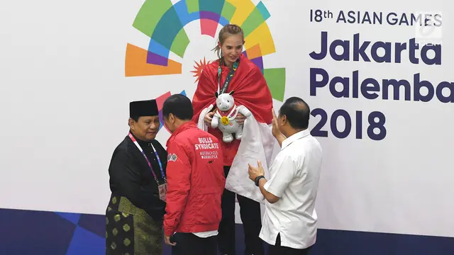 Keakraban Jokowi - Prabowo Saat Kalungkan Medali Silat Asian Games 2018