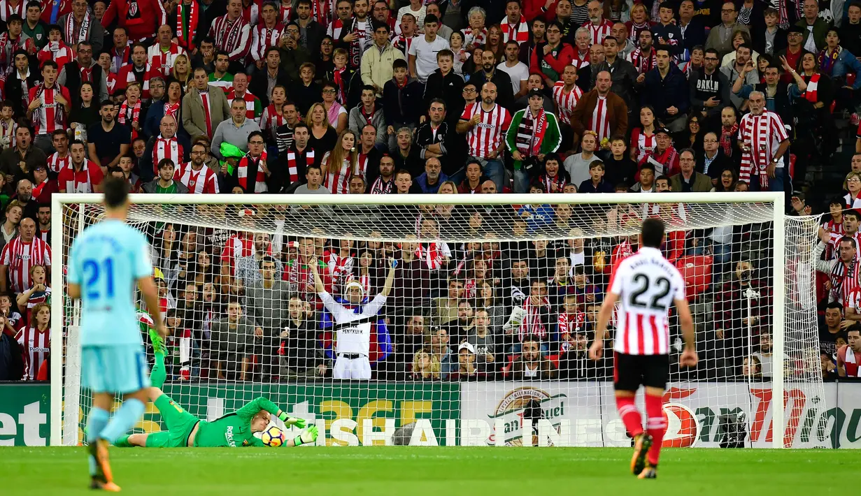 Kiper Barcelona, Marc-Andre Ter Stegen menangkap bola yang berusaha masuk ke gawangnya pada pekan ke-10 Liga Spanyol di San Mames, Minggu (29/10) dini hari. Blaugarana menang dua gol tanpa balas atas tuan rumah Athletic Bilbao. (AP/Alvaro Barrientos)