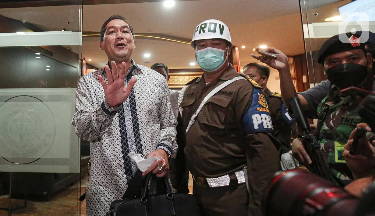 Mantan Menteri Perdagangan Muhammad Lutfi (kiri) usai menjalani pemeriksaan di Gedung Bundar, Kejagung, Jakarta, Rabu (22/6/2022). Muhammad Lutfi menjalani pemeriksaan selama 12 jam sebagai saksi terkait kasus fasilitas pemberian izin ekspor crude palm oil (CPO) dan turunannya, termasuk minyak goreng, periode 2021-2022. (Liputan6.com/Faizal Fanani)