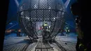 Seniman memainkan permainan Globe of Death dalam pertunjukan Estoril Circus berformat drive-in di Itaguai, Rio de Janeiro, Brasil, Sabtu (18/7/2020). Pertunjukan yang berlangsung di tengah pandemi tersebut mengikuti langkah-langkah untuk mengekang penyebaran COVID-19. (AP Photo/Leo Correa)