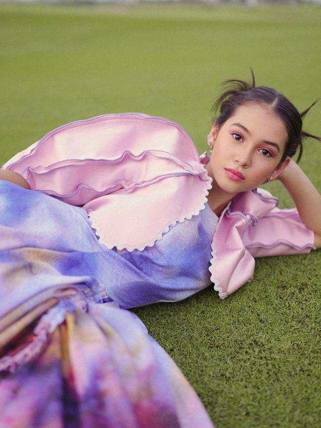 8 Gaya Pemotretan Sandrinna Michelle Berbalut Gaun Colorful, Banjir Pujian Disebut Seperti Barbie Hidup