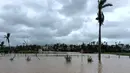 Banjir menggenangi jalan di kota Ba, wilayah barat Fiji, Rabu (6/4). Momen kedatangan badai tropis kategori tiga, Zena itu didahului dengan hujan deras. (NAZIAH ALI/MAI LIFE MAGAZINE /AFP)