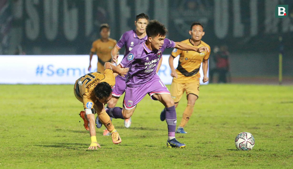 <p>Pemain Persita Tangerang, Paulo Sitanggang berusaha melewati pemain Dewa United, Rangga Muslim dalam laga pekan ke-3 BRI Liga 1 2022/2023 antara Persita Tangerang melawan Dewa United di Indomilk Arena, Tangerang, Minggu (7/8/2022) malam WIB. (Bola.com/M Iqbal Ichsan)</p>