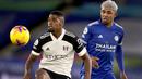 Penyerang Fulham, Ivan Cavaleiro berebut bola dengan bek Leicester City, Wesley Fofana pada pekan 10 Liga Inggris 2020-2021 di Stadion King Power, Selasa (1/12/2020) dini hari WIB. Leicester City takluk 1-2 dari tamunya Fulham. . (Tim Keeton/Pool Photo via AP)