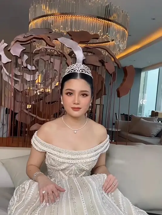 Di hari pertama, Valencia tampil dengan Thailand makeup look nuansa peach yang elegan.