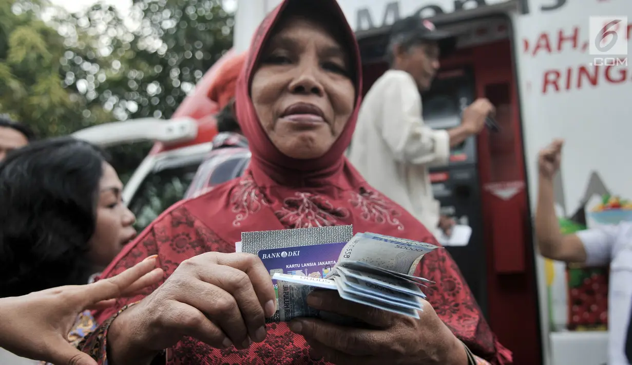 Warga seusai mengambil uang Kartu Lansia Jakarta (KLJ) melalui ATM Bank DKI di Jakarta Islamic Center, Koja, Rabu (24/4). Penerima KLJ mendapatkan Rp 600.000 per bulan sebagai bentuk pemberian bantuan sosial untuk pemenuhan kebutuhan dasar bagi lanjut usia. (merdeka.com/Iqbal S. Nugroho)