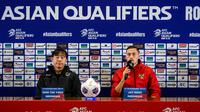 Pelatih Timnas Indonesia Shin Tae-yong dan sang kapten Jay Idzes dalam sesi konferensi pers jelang laga melawan Jepang di Ruang Konferensi Pers SUGBK, Jakarta, Kamis (14/11/2024). (Bola.com/Bagaskara Lazuardi).
