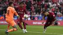 Pemain Liverpool, Darwin Nunez (kanan) mencetak gol ketiga timnya saat laga Community Shield 2022/2023 melawan Manchester City di King Power Stadium, Sabtu (30/07/2022). (AP/Frank Augstein)