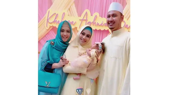 Rekan yang hadir di acara akikah juga mengucapkan selamat dan mendoakan agar Khalisa Aghnia Bahira bisa jadi anak yang sholehah.