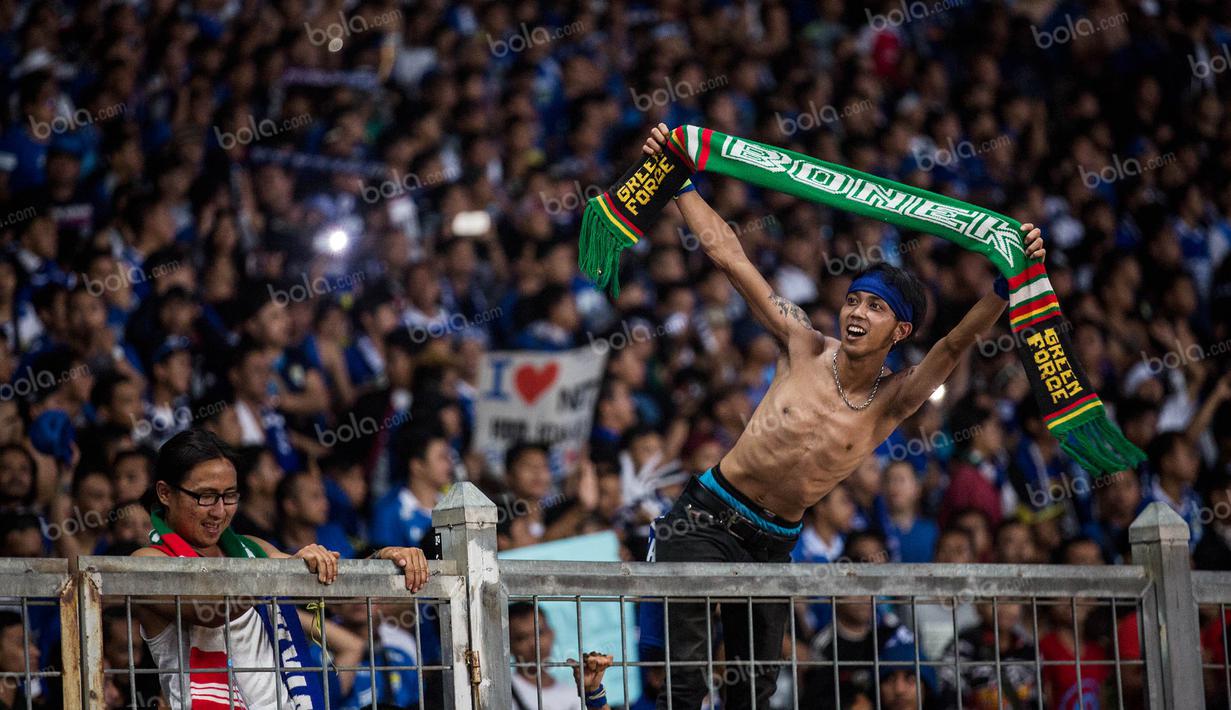 Meski sempat diwarnai kericuhan, namun secara umum para suporter sudah mampu menunjukan sikap dewasa sehingga laga yang dimenangi Arema Cronus 2-0 itu berlangsung aman dan tertib. (Bola.com/Vitalis Yogi Trisna)