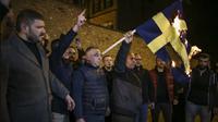 Warga Turki bakar bendera Swedia. Dok:&nbsp;AP Photo/Emrah Gurel