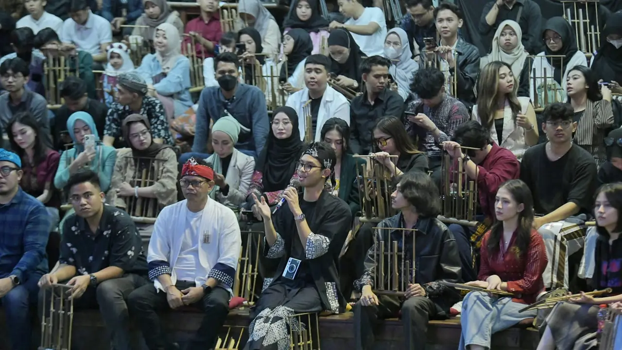 Putra Ganjar Pranowo dan Siti Atiqoh, Muhammad Zinedine Alam Ganjar berkesempatan menghadiri acara Angklung Groove Fest; Melodi Muda Indonesia di Saung Angklung Udjo, Padasuka, Bandung, Jawa Barat, Kamis (30/11/2023) malam (Istimewa)