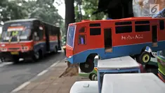 Mainan kayu terlihat di kawasan Kalibata, Jakarta, Rabu (17/10). Sukma merupakan satu dari segelintir pedagang mainan lokal di Ibu Kota yang masih bertahan dari ekspansi pasar impor. (Merdeka.com/Iqbal S. Nugroho)