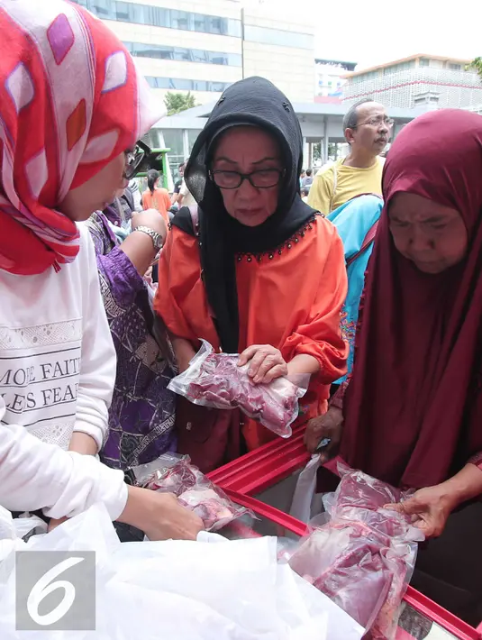 Warga tengah membeli daging murah di Jakarta, Minggu (21/2). Harga daging sapi lokal terjangkau dengan harga Rp85.000 per kg untuk masyarakat dan UKM (Usaha Kecil dan Menengah). (Liputan6.com/Angga Yuniar)