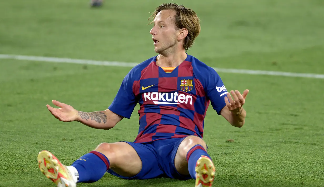 2. Ivan Rakitic - Masa depan Ivan Rakitic diragukan karena mulai kalah bersaing dengan Arturo Vidal di lini tengah. Pemain asal Kroasia ini hanya mencetak satu gol dan tiga assist dari 32 laga di La Liga. (AFP/Cristina Quicler)