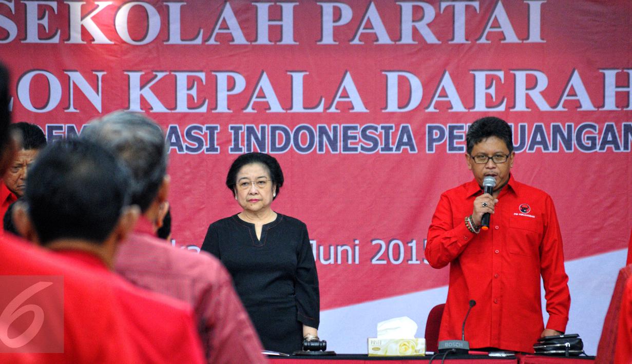 Ketum PDIP Megawati Soekarnoputeri (kiri) didampingi Sekjen PDIP Hasto Kristiyanto saat pembukaan sekolah calon kepala daerah PDIP di kantor DPP PDIP, Jakarta, Minggu (28/6/2015). (Liputan6.com/Yoppy Renato) 